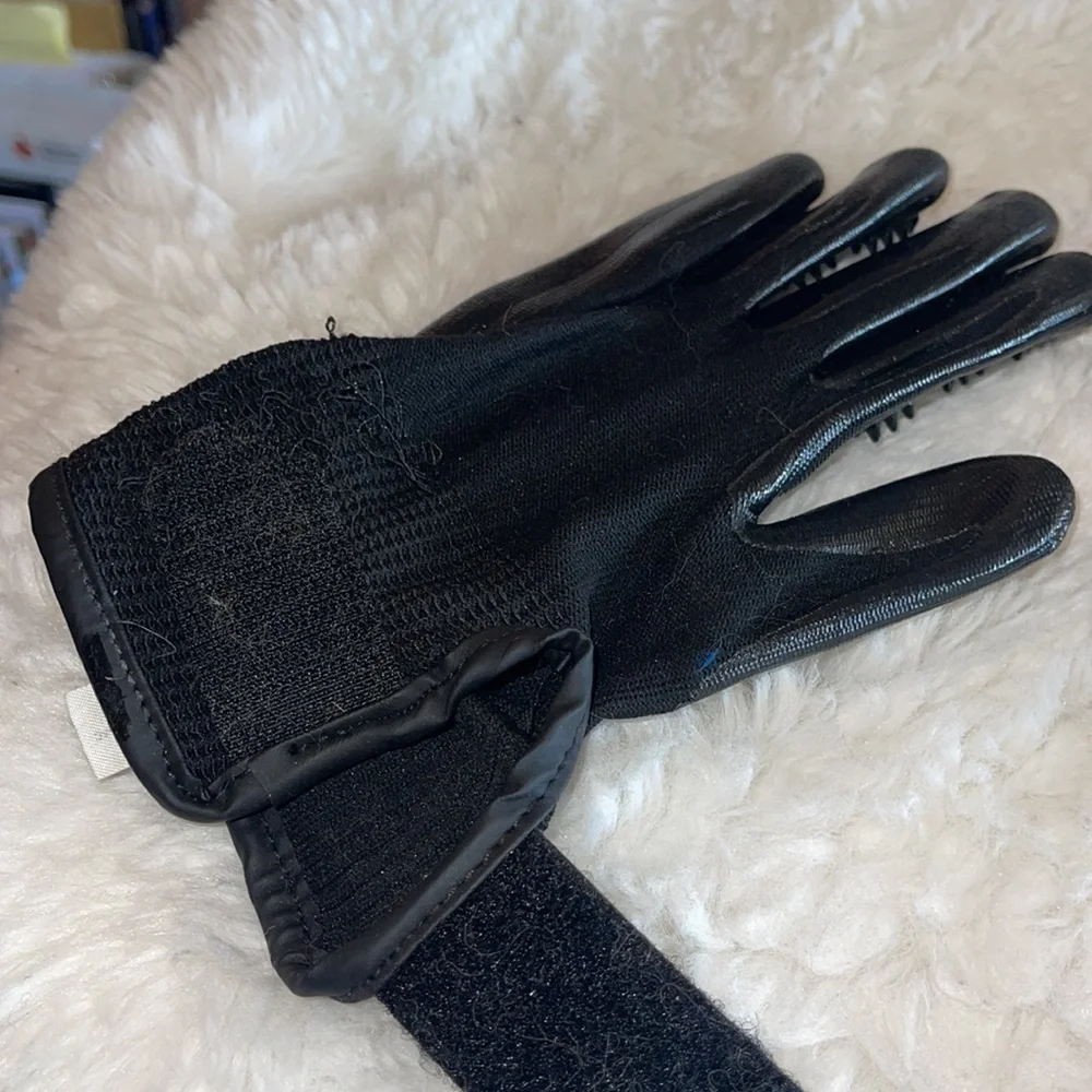 Grooming gloves for pets cats or dogs or rabbits with long hair with velcro